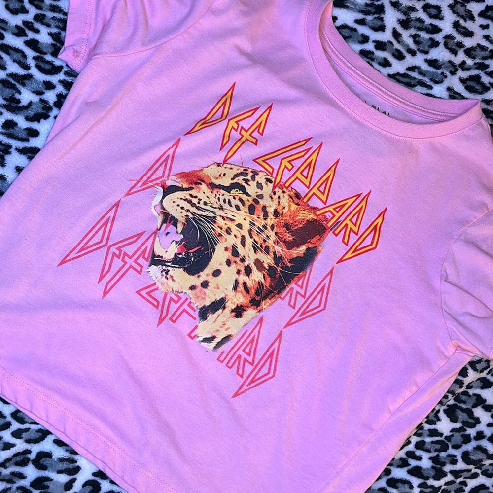 pink cropped def leppard tee!